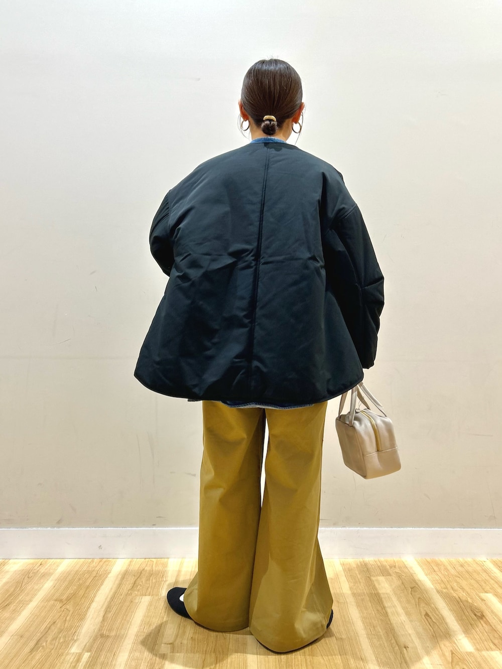 ブルー系のシャツ/ブラウス、ブラック系のダウンジャケット/コート、その他のニット/セーターを着用したレディースの冬コーディネートの4枚目の写真