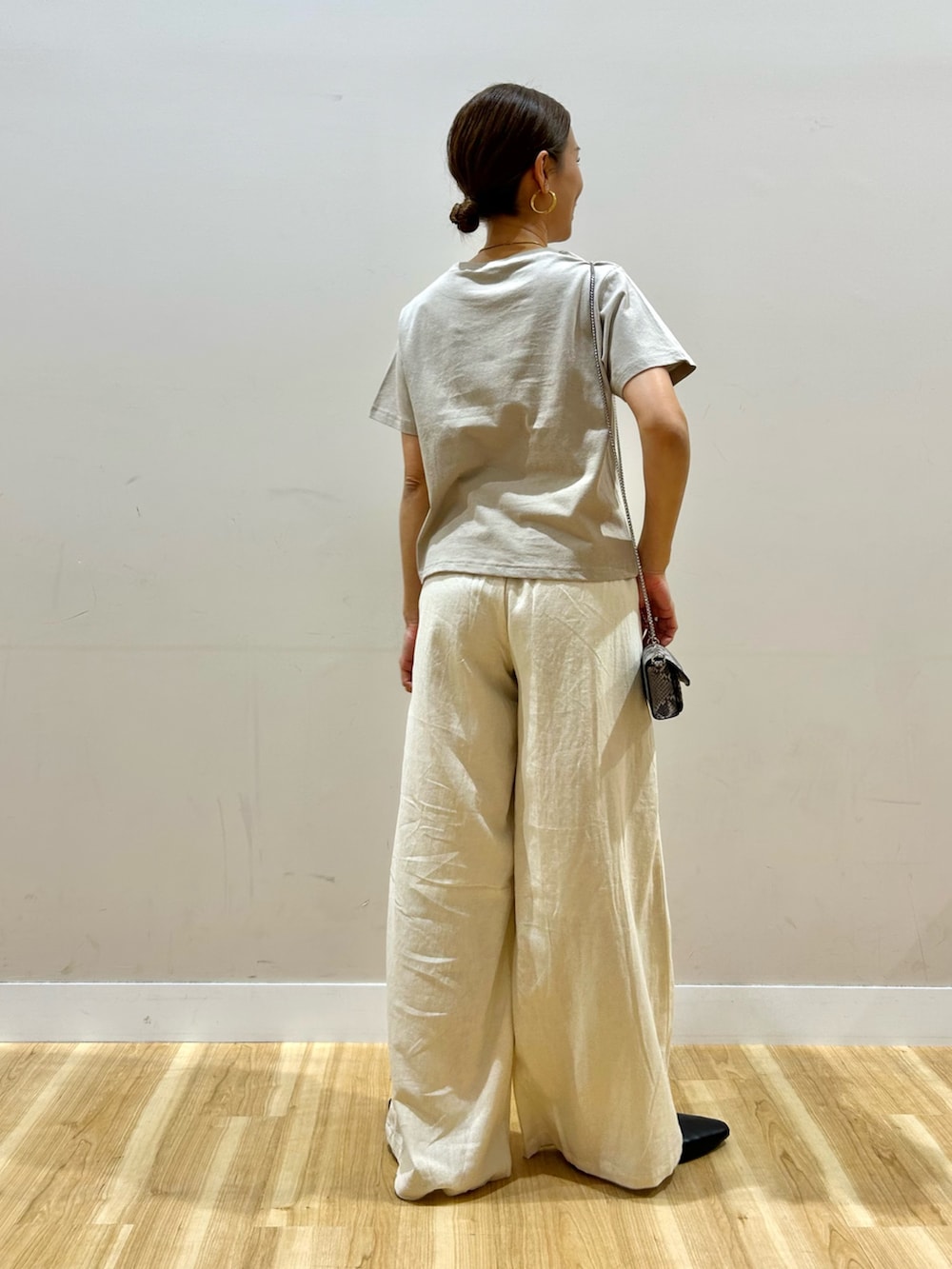 ベージュ系のTシャツ/カットソー、ベージュ系のその他パンツ、その他のショルダーバッグを着用したレディースの春コーディネートの7枚目の写真