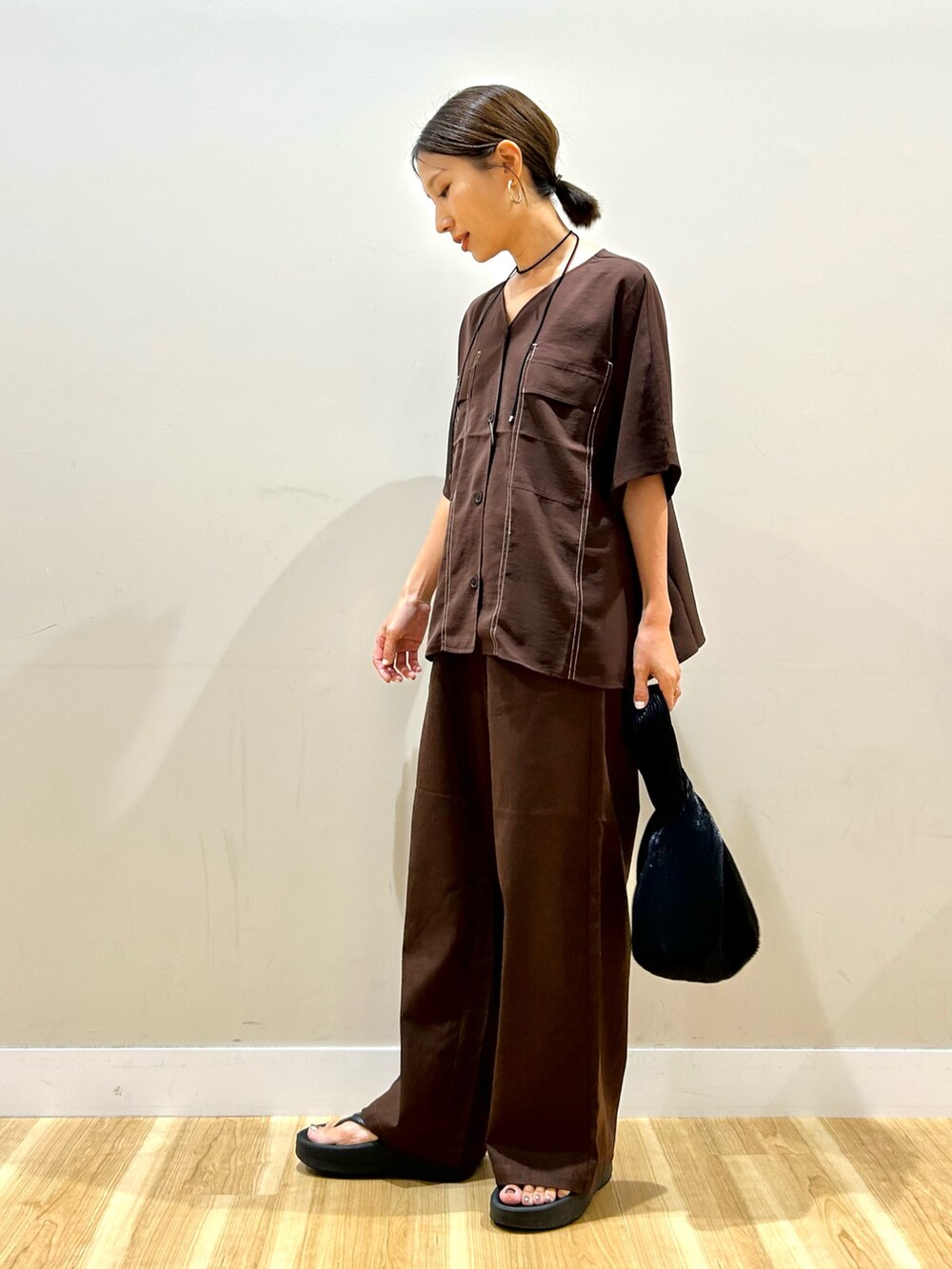 ブラウン系のシャツ/ブラウス、ブラウン系のその他パンツを着用したレディースの夏コーディネートの2枚目の写真