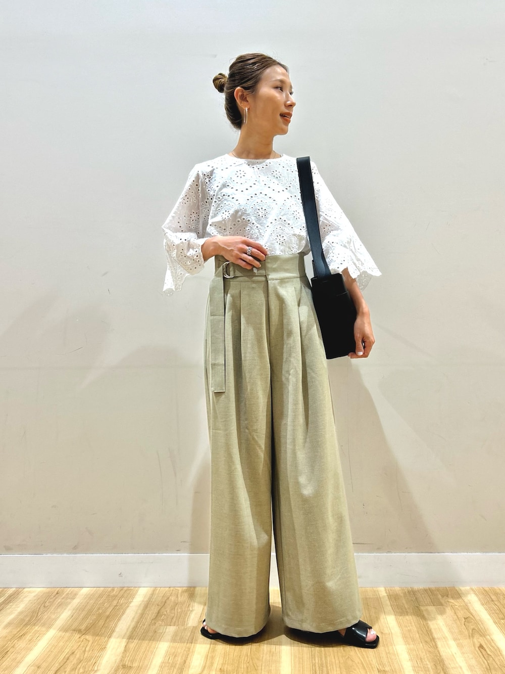ホワイト系のシャツ/ブラウス、ベージュ系のその他パンツ、ブラック系のショルダーバッグを着用したレディースの春コーディネートの4枚目の写真