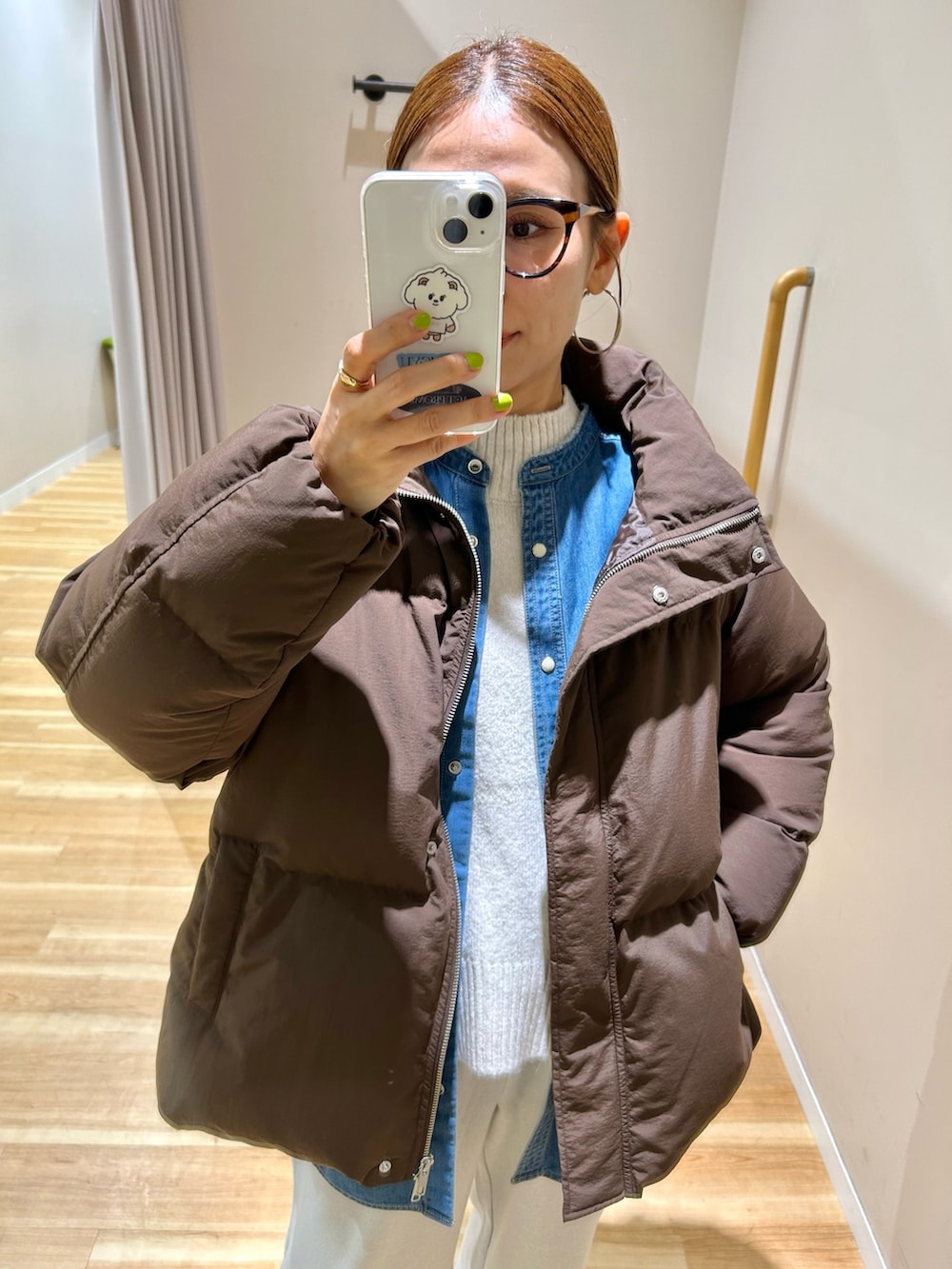 ホワイト系のその他パンツ、ブルー系のシャツ/ブラウス、ブラウン系のダウンジャケット/コートを着用したレディースの秋コーディネートの10枚目の写真