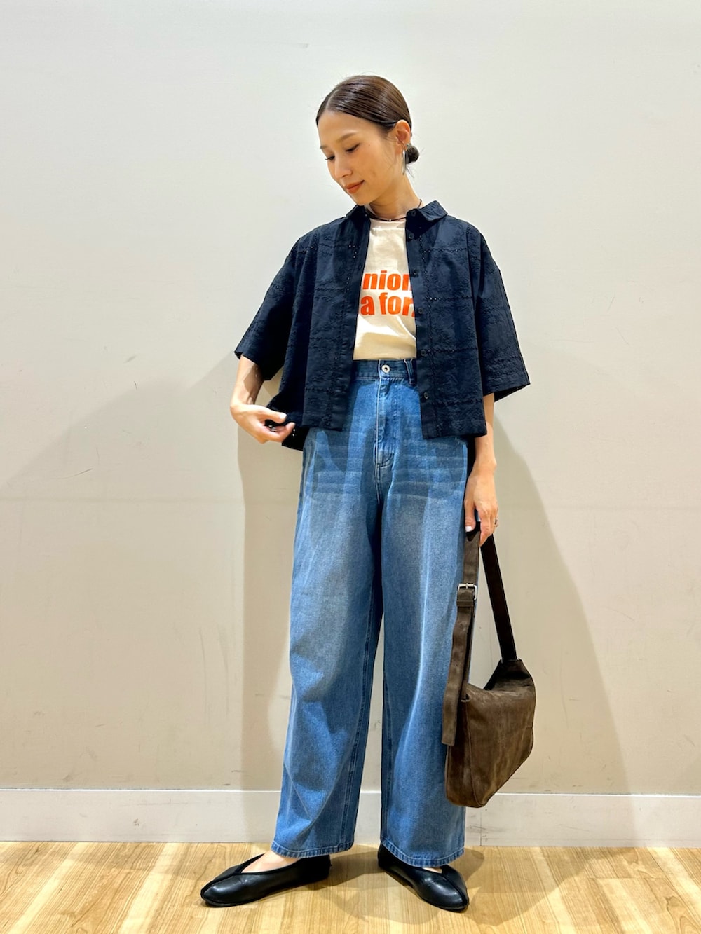 ブラック系のシャツ/ブラウス、ホワイト系のTシャツ/カットソー、ブルー系のその他パンツを着用したレディースの秋コーディネートの4枚目の写真