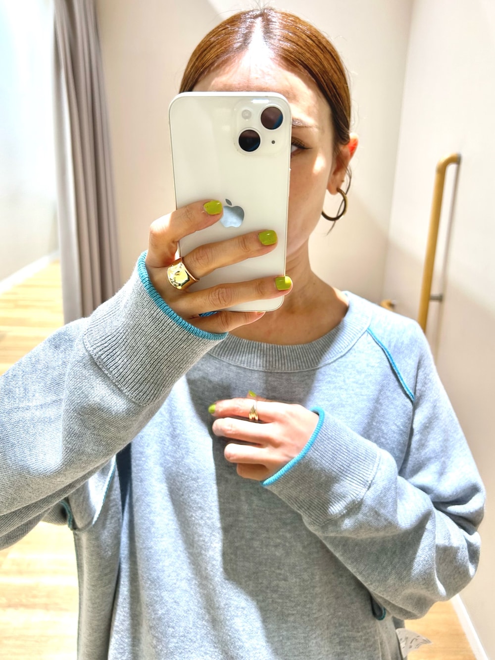 ベージュ系のダウンジャケット/コート、グレー系のニット/セーター、ブラック系のスカートを着用したレディースの秋コーディネートの9枚目の写真