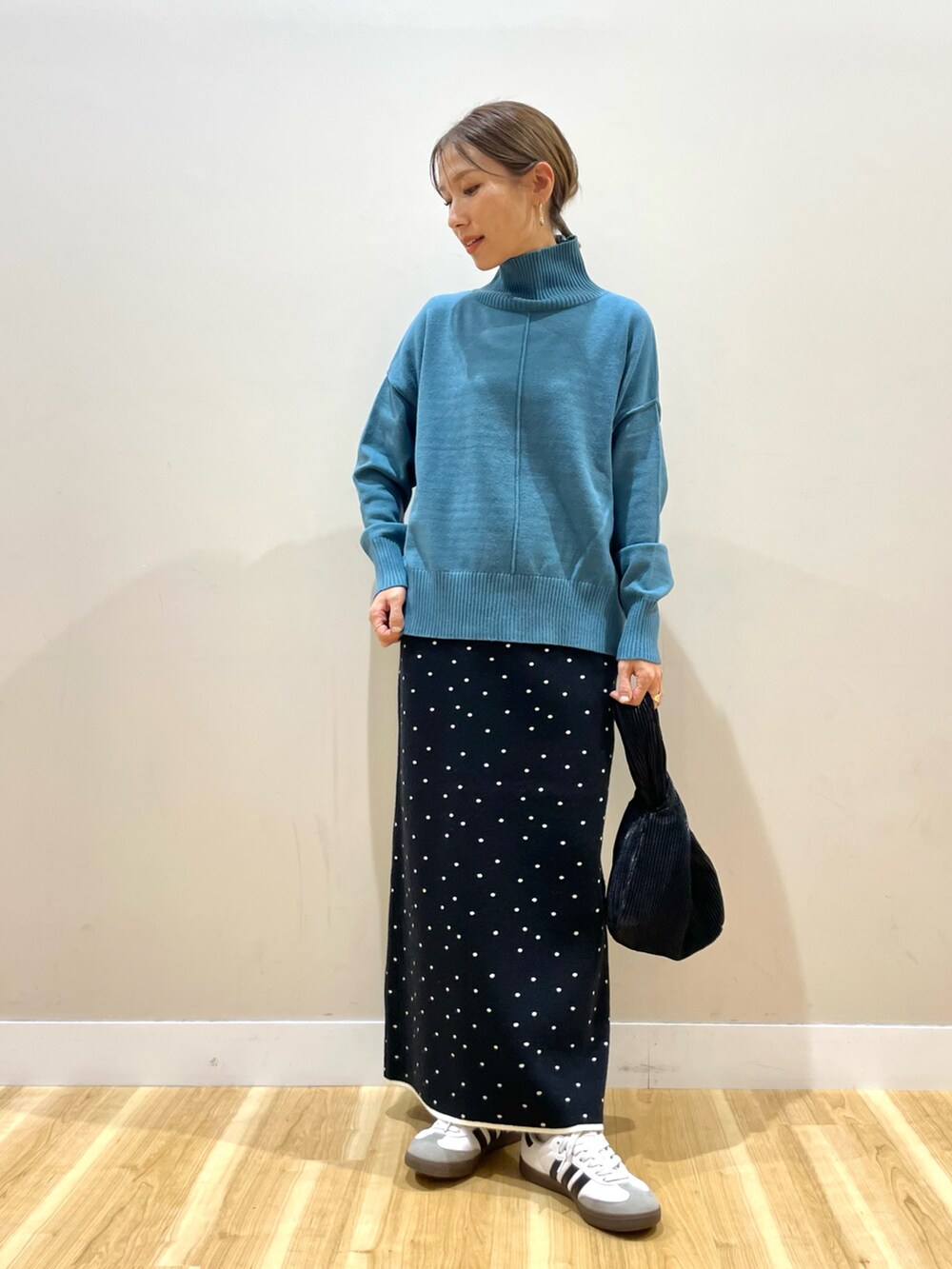 ベージュ系のその他アウター、ブラック系のスカート、ブルー系のニット/セーターを着用したレディースの冬コーディネートの7枚目の写真