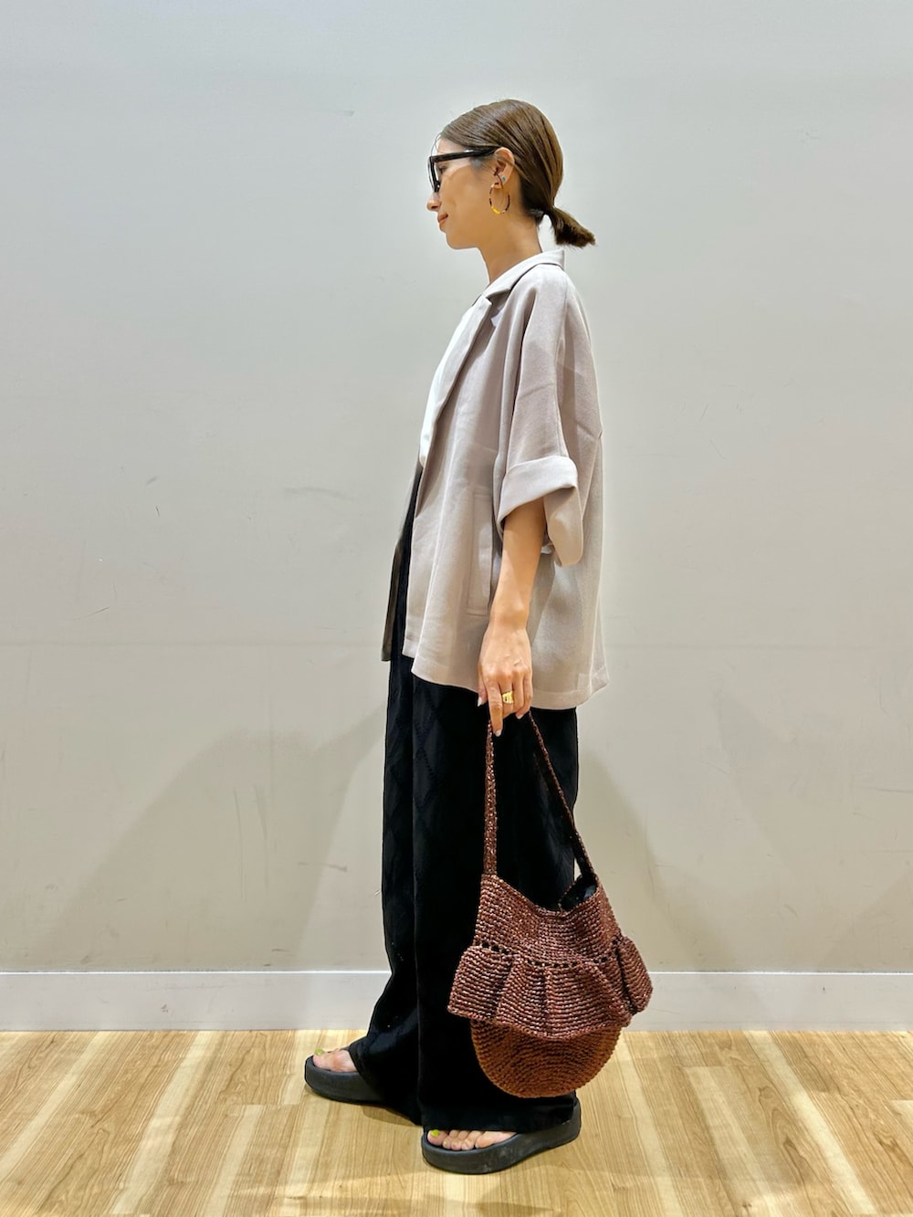 ベージュ系のその他アウター、ホワイト系のTシャツ/カットソー、ブラック系のその他パンツを着用したレディースの夏コーディネートの2枚目の写真