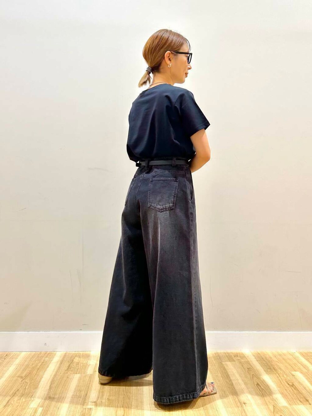 グレー系のサンダル、ブラック系のデニムパンツ、ベージュ系のその他アウターを着用したレディースの春コーディネートの8枚目の写真