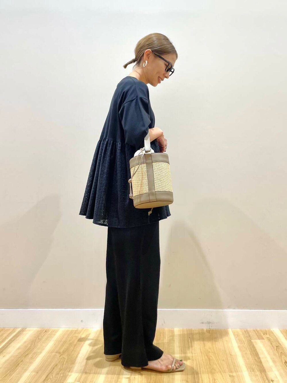 グレー系のショルダーバッグ、ブラック系のその他パンツ、グレー系のサンダルを着用したレディースの夏コーディネートの2枚目の写真