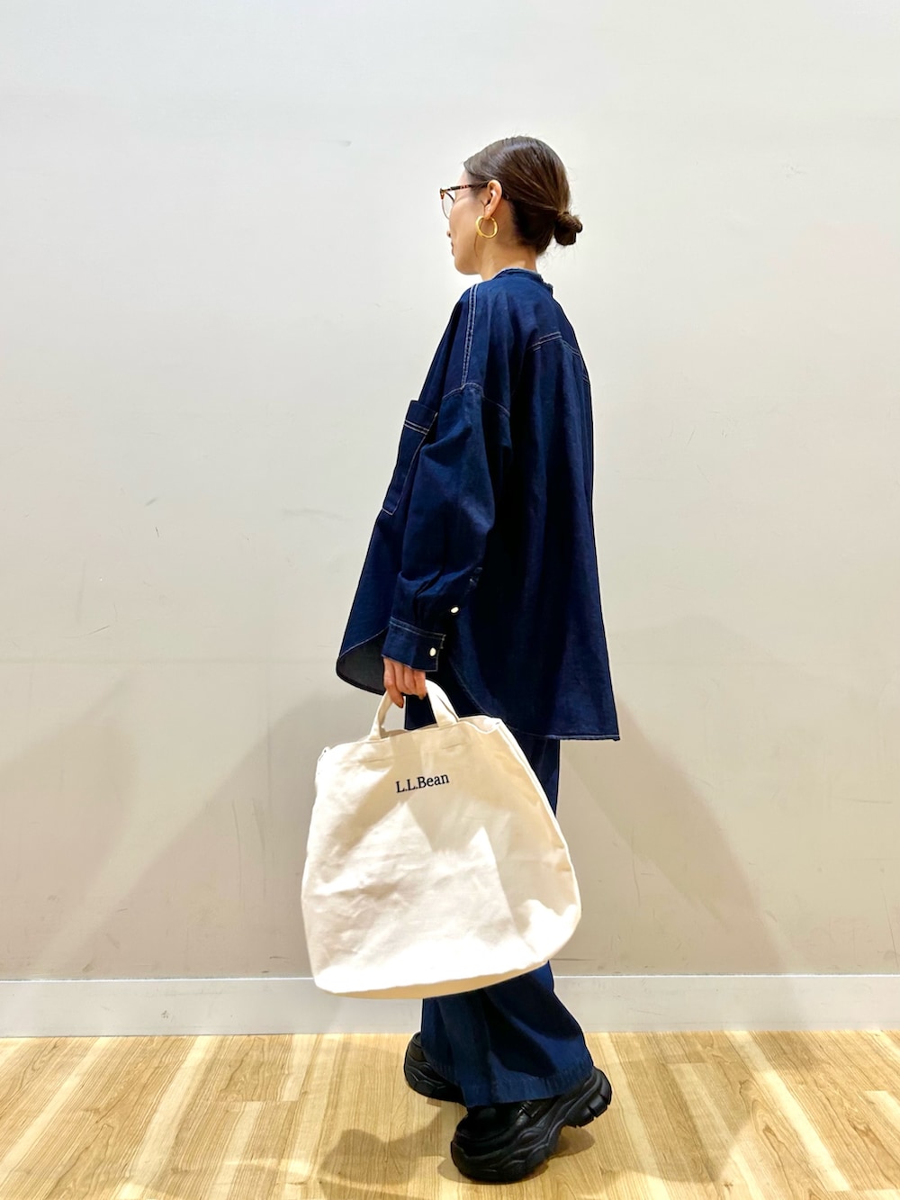 ブルー系のシャツ/ブラウス、ブラック系のモッズコート、その他のニット/セーターを着用したレディースの冬コーディネートの6枚目の写真