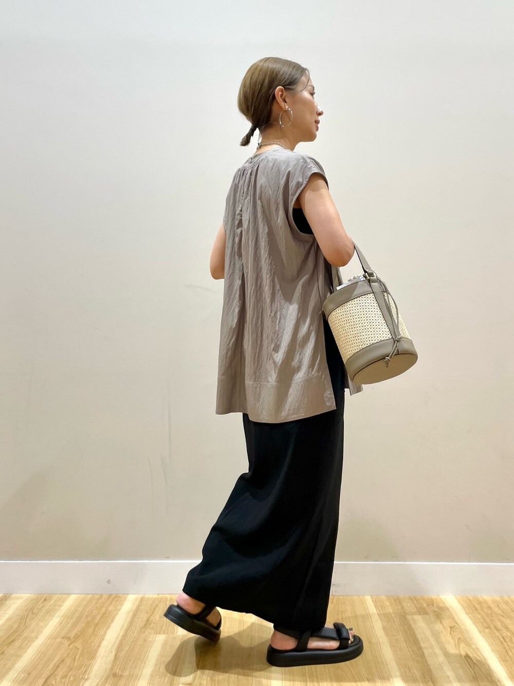 ブラウン系のシャツ/ブラウス、ブラック系のスカートを着用したレディースの夏コーディネートの4枚目の写真