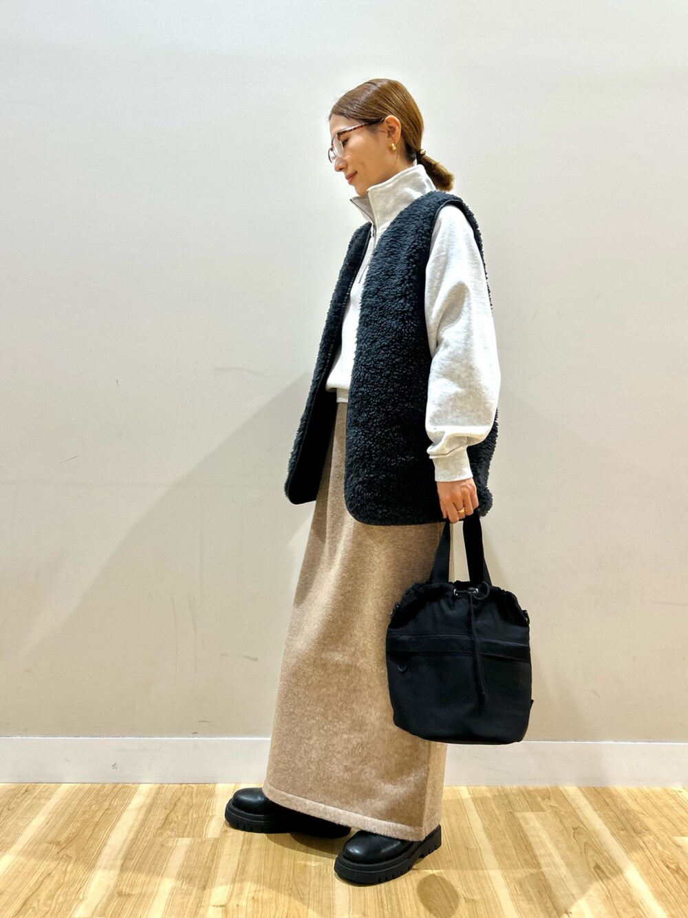 グレー系のその他アウター、ベージュ系のスウェット、ベージュ系のスカートを着用したレディースの秋コーディネートの2枚目の写真