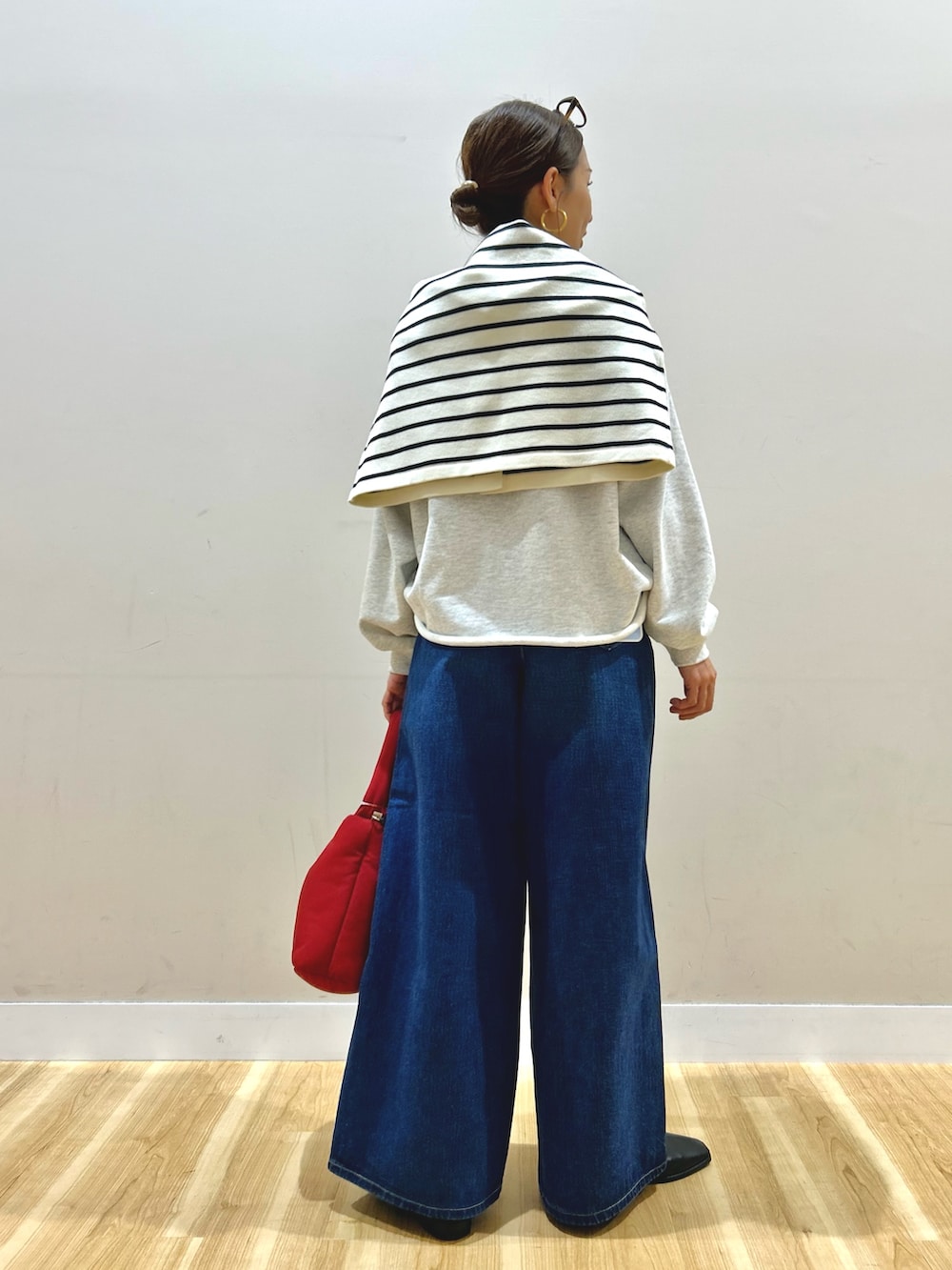 ホワイト系のカーディガン/ボレロ、グレー系のスウェット、ブルー系のデニムパンツを着用したレディースの春コーディネートの3枚目の写真