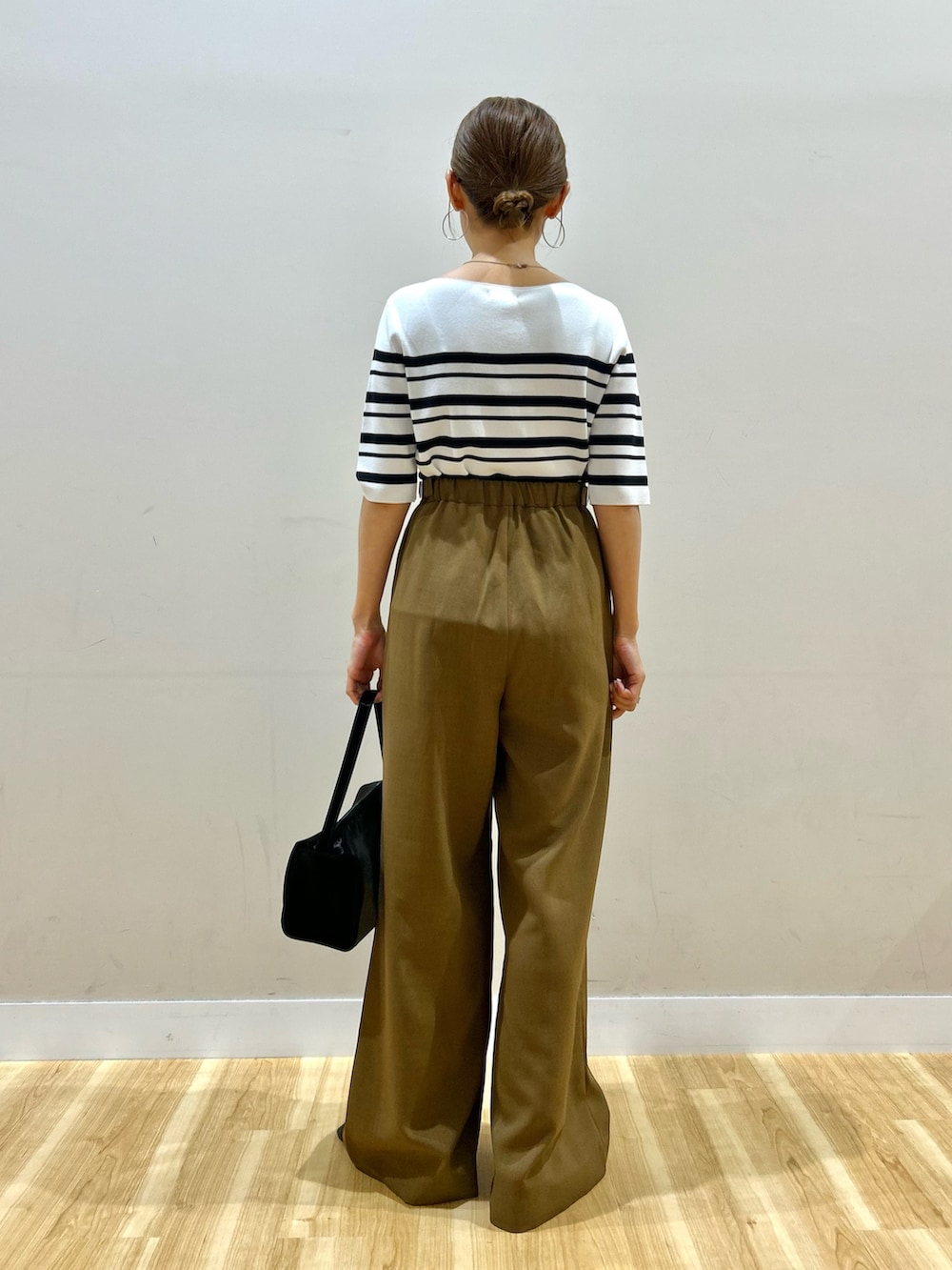 ブルー系のシャツ/ブラウス、ホワイト系のニット/セーター、ブラウン系のその他パンツを着用したレディースの夏コーディネートの7枚目の写真
