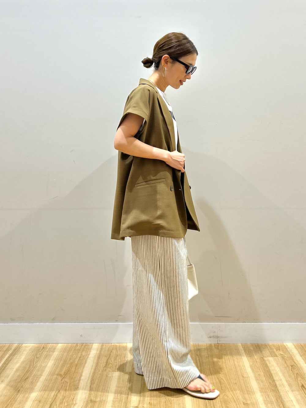 ブラウン系のその他アウター、ホワイト系のTシャツ/カットソー、ブラック系のその他パンツを着用したレディースの夏コーディネートの2枚目の写真