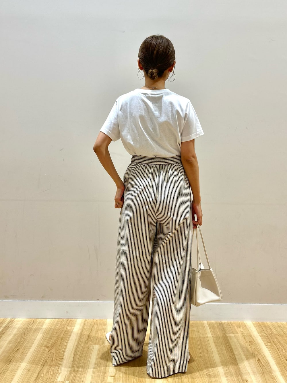 ブラウン系のその他アウター、ホワイト系のTシャツ/カットソー、ブラック系のその他パンツを着用したレディースの夏コーディネートの7枚目の写真