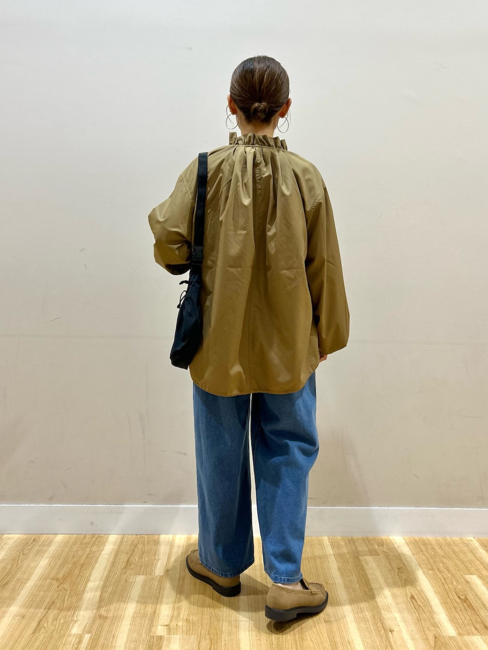 ブラウン系のブルゾン、ブルー系のニット/セーター、ブルー系のその他パンツを着用したレディースの秋コーディネートの3枚目の写真