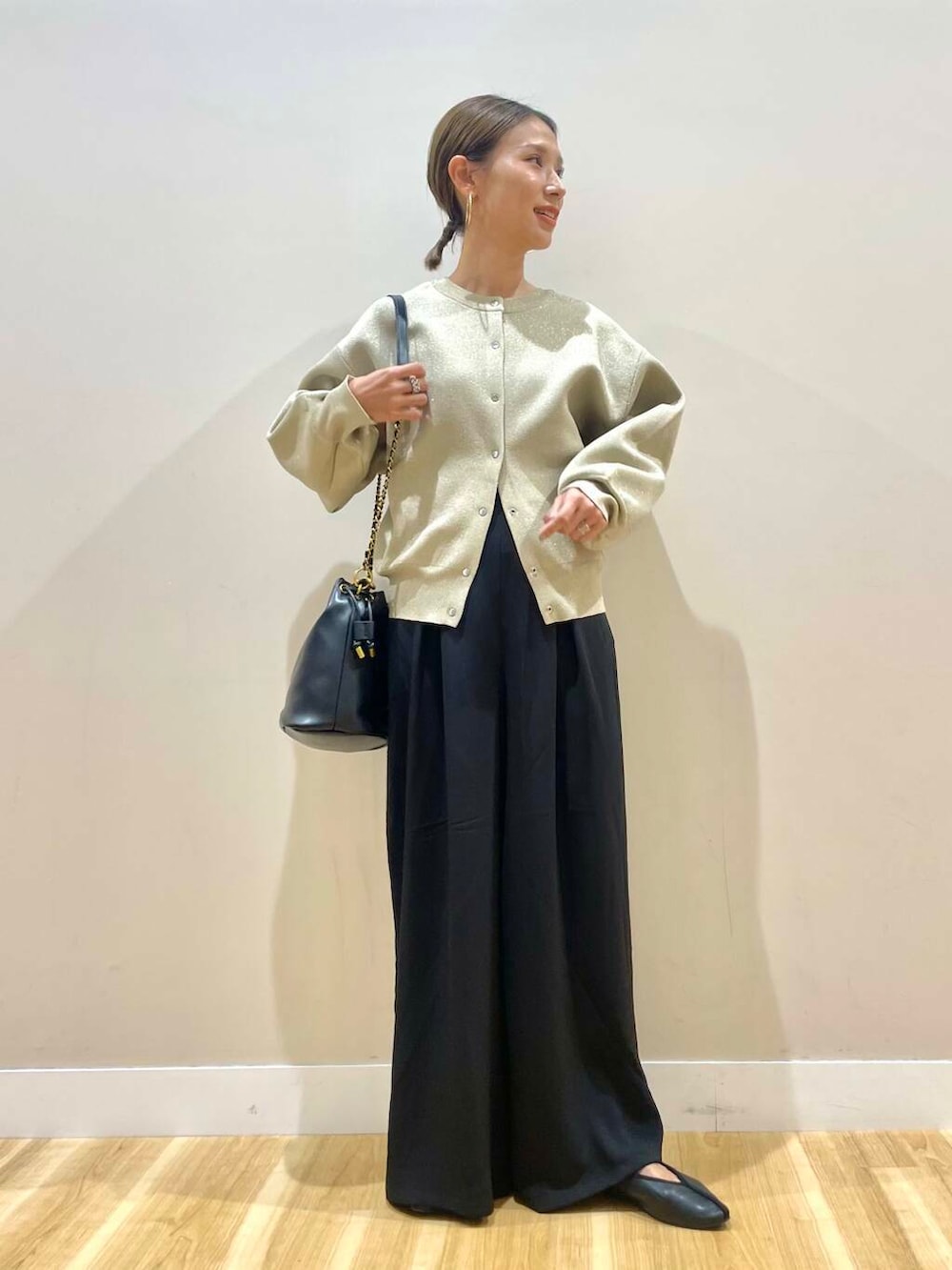 ブラック系のショルダーバッグ、グレー系のカーディガン/ボレロ、ブラック系のその他パンツを着用したレディースの秋コーディネートの2枚目の写真