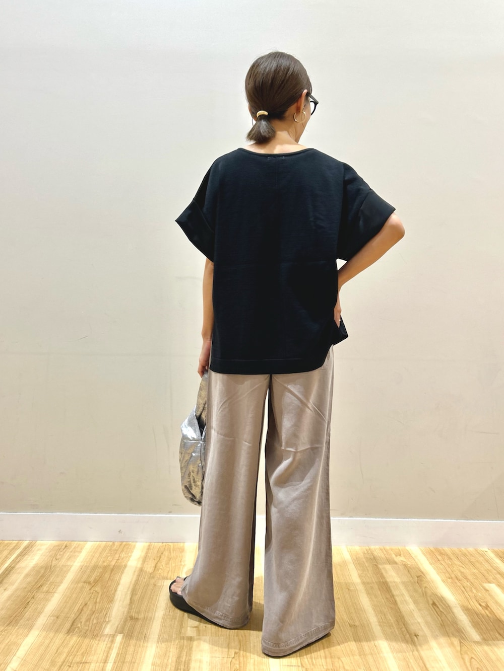 ブラック系のニット/セーター、グレー系のその他パンツ、シルバー系のハンドバッグを着用したレディースの秋コーディネートの3枚目の写真