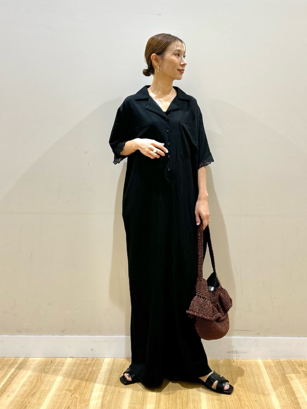 ブラック系のその他パンツ、ブラウン系のショルダーバッグ、ブラック系のサンダルを着用したレディースの夏コーディネートの5枚目の写真
