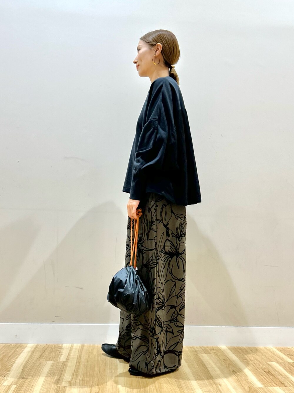 ブラック系のTシャツ/カットソー、ブラウン系のその他パンツ、ブラック系のショルダーバッグを着用したレディースの秋コーディネートの4枚目の写真