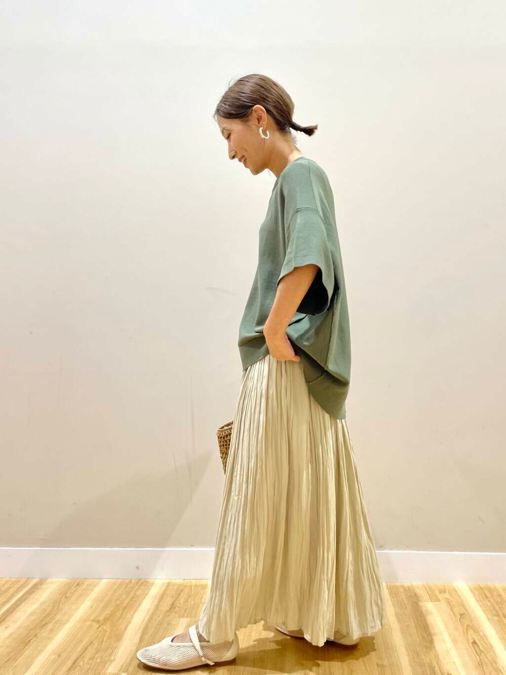 ベージュ系のトートバッグ、ベージュ系のスカート、ホワイト系のその他シューズを着用したレディースの夏コーディネートの4枚目の写真