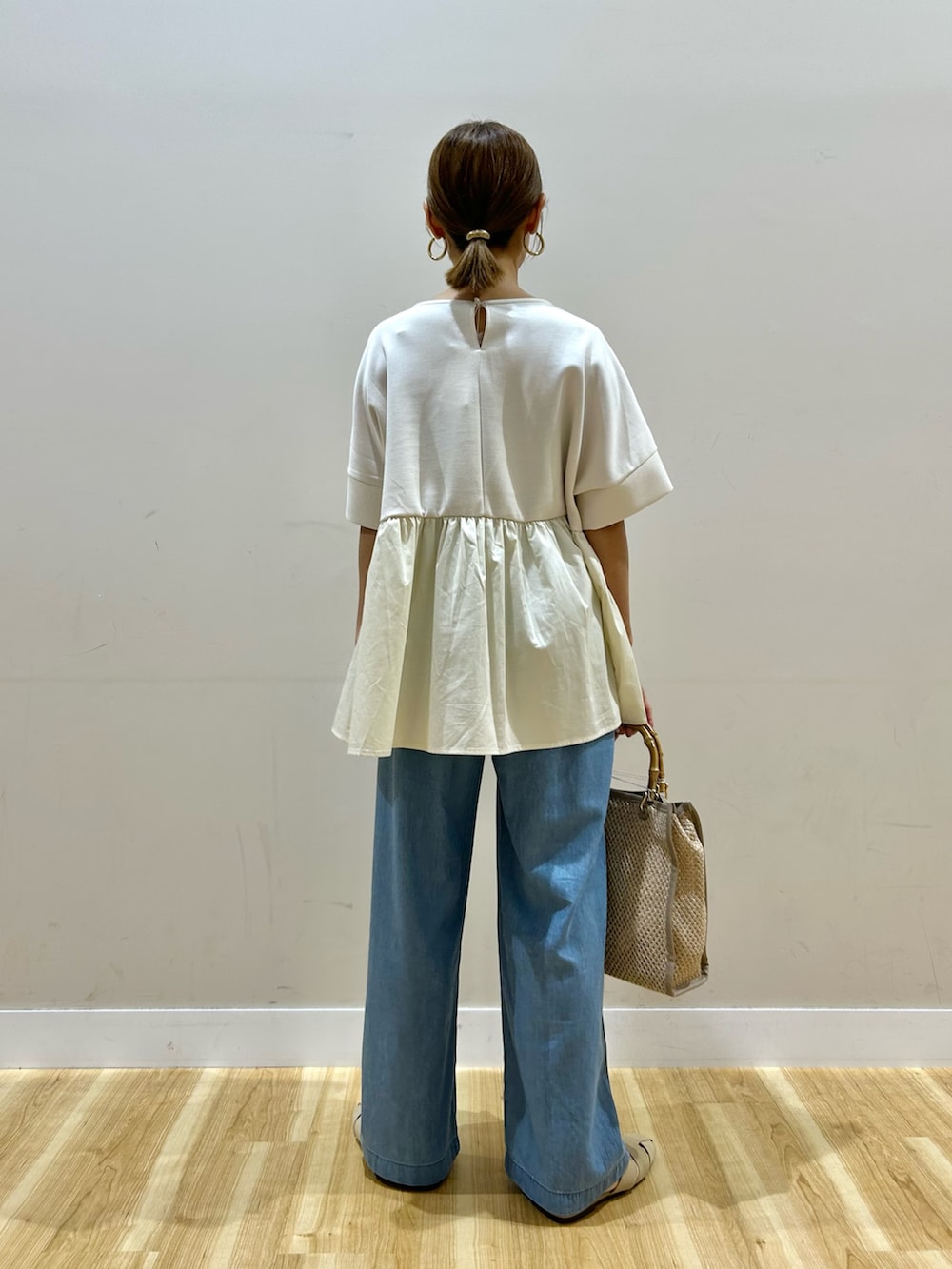 ホワイト系のTシャツ/カットソー、ブルー系のデニムパンツ、ベージュ系のサンダルを着用したレディースの夏コーディネートの4枚目の写真