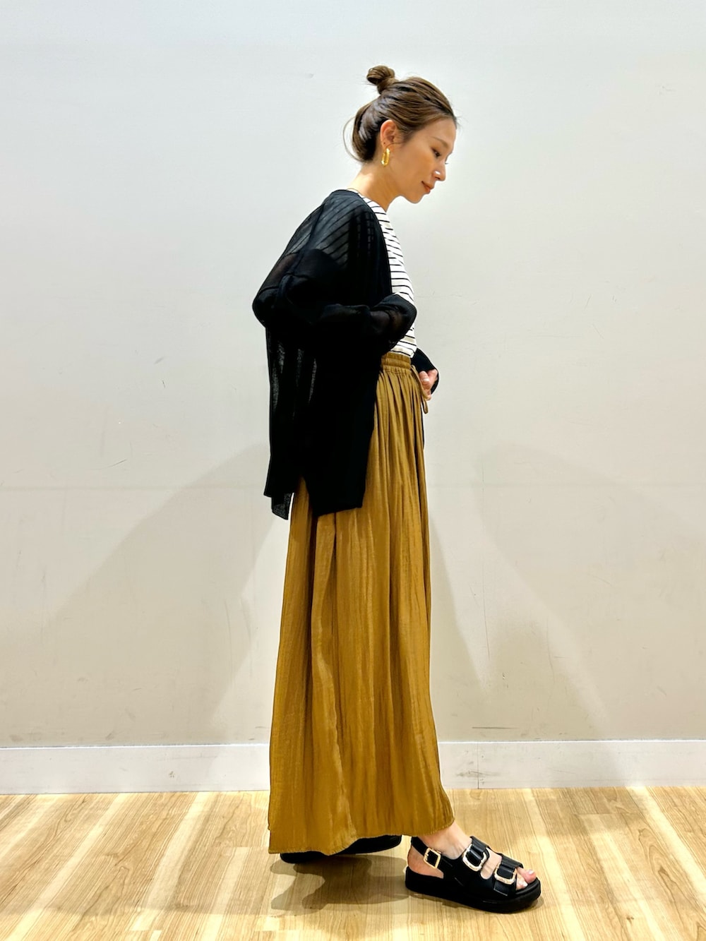 ブラック系のカーディガン/ボレロ、ホワイト系のTシャツ/カットソー、イエロー系のその他パンツを着用したレディースの春コーディネートの2枚目の写真