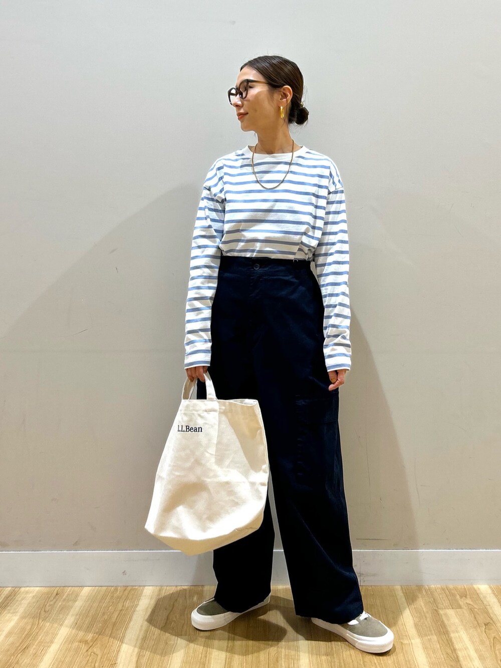 ホワイト系のブルゾン、ブルー系のTシャツ/カットソー、ブルー系のその他パンツを着用したレディースの春コーディネートの5枚目の写真