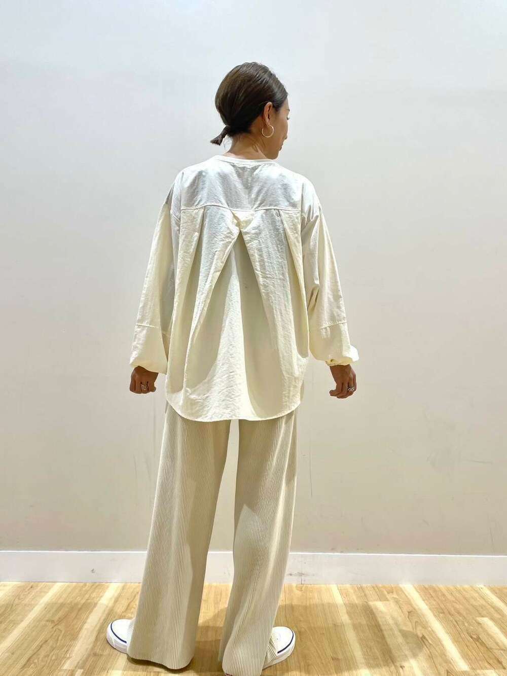 ホワイト系のスニーカー、ホワイト系のその他パンツ、イエロー系のハンドバッグを着用したレディースの秋コーディネートの5枚目の写真