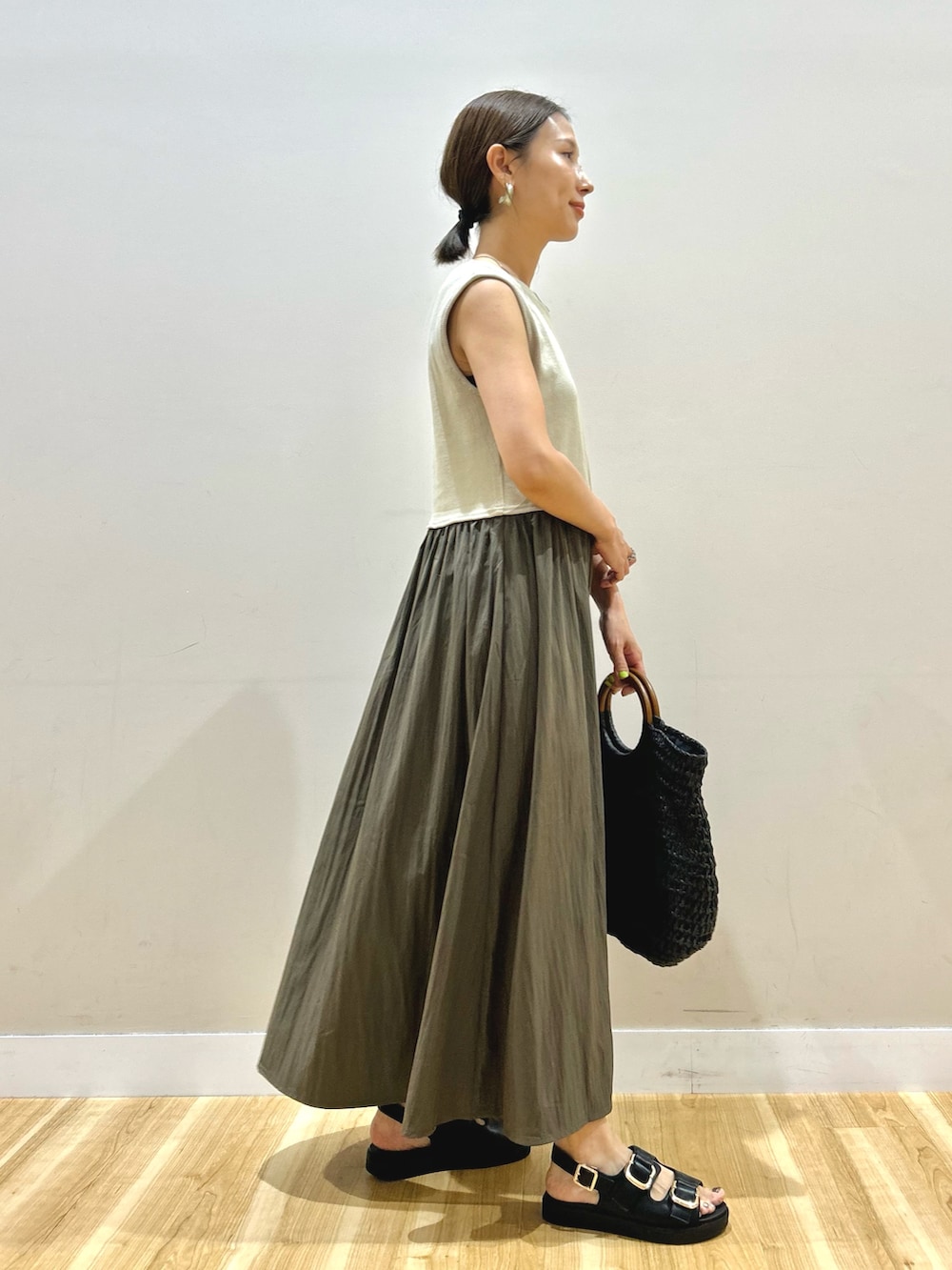 グレー系のワンピースを着用したレディースの夏コーディネートの2枚目の写真