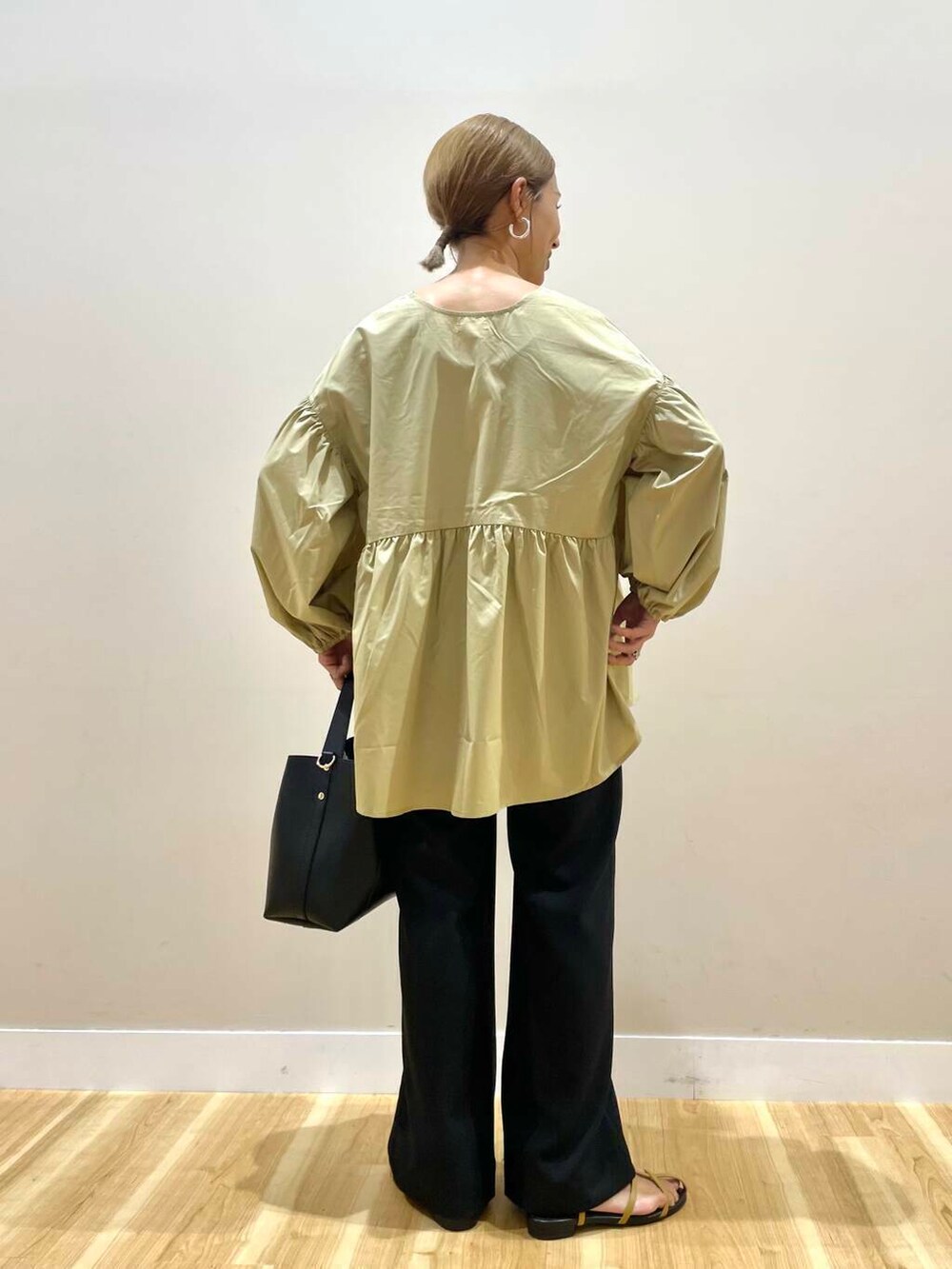 ブラウン系のサンダル、ブラック系のトートバッグ、ブラック系のその他パンツを着用したレディースの夏コーディネートの4枚目の写真