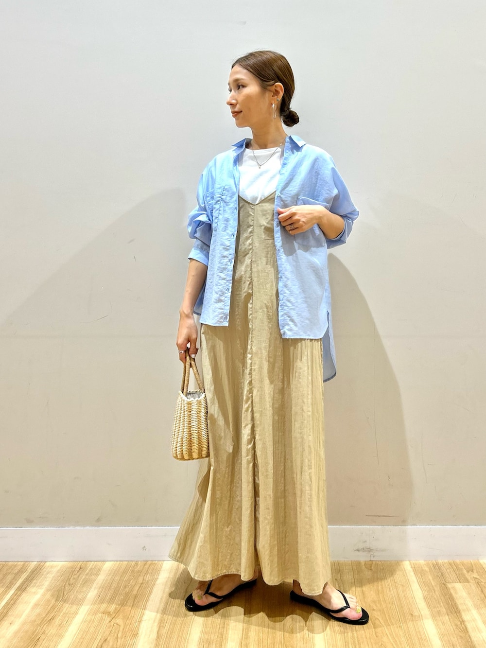 ブルー系のシャツ/ブラウス、ベージュ系のワンピース、グレー系のハンドバッグを着用したレディースの夏コーディネートの4枚目の写真