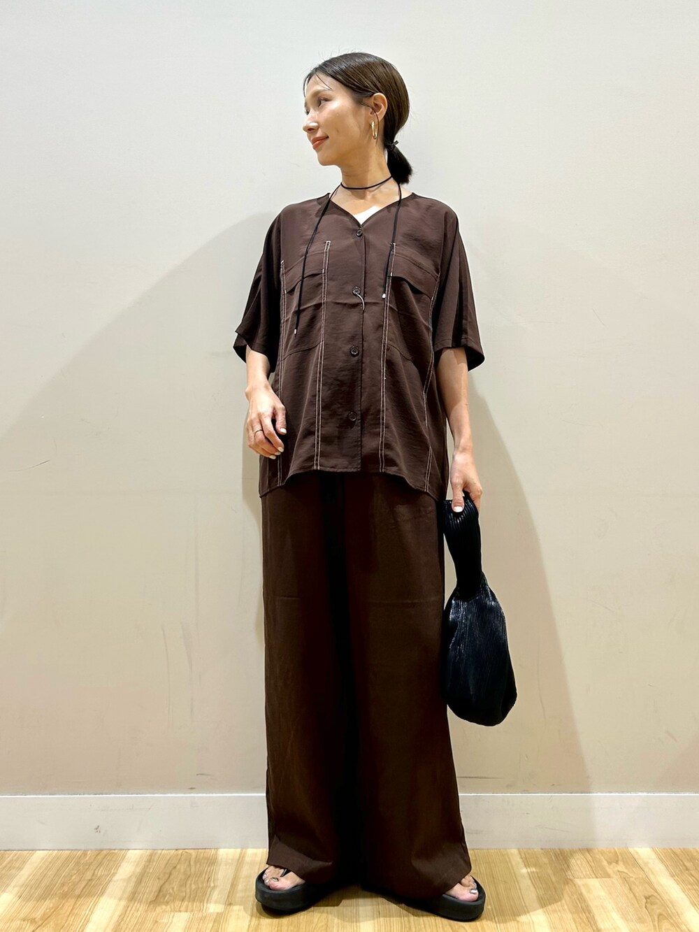 ブラウン系のシャツ/ブラウス、ブラウン系のその他パンツを着用したレディースの夏コーディネートの5枚目の写真