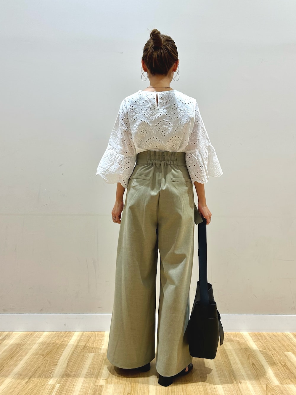 ホワイト系のシャツ/ブラウス、ベージュ系のその他パンツ、ブラック系のショルダーバッグを着用したレディースの春コーディネートの3枚目の写真