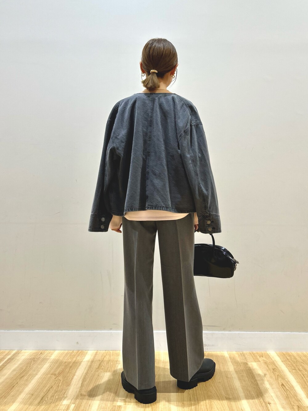 グレー系のデニムジャケット、グレー系のその他パンツ、ブラック系のボストンバッグを着用したレディースの秋コーディネートの3枚目の写真