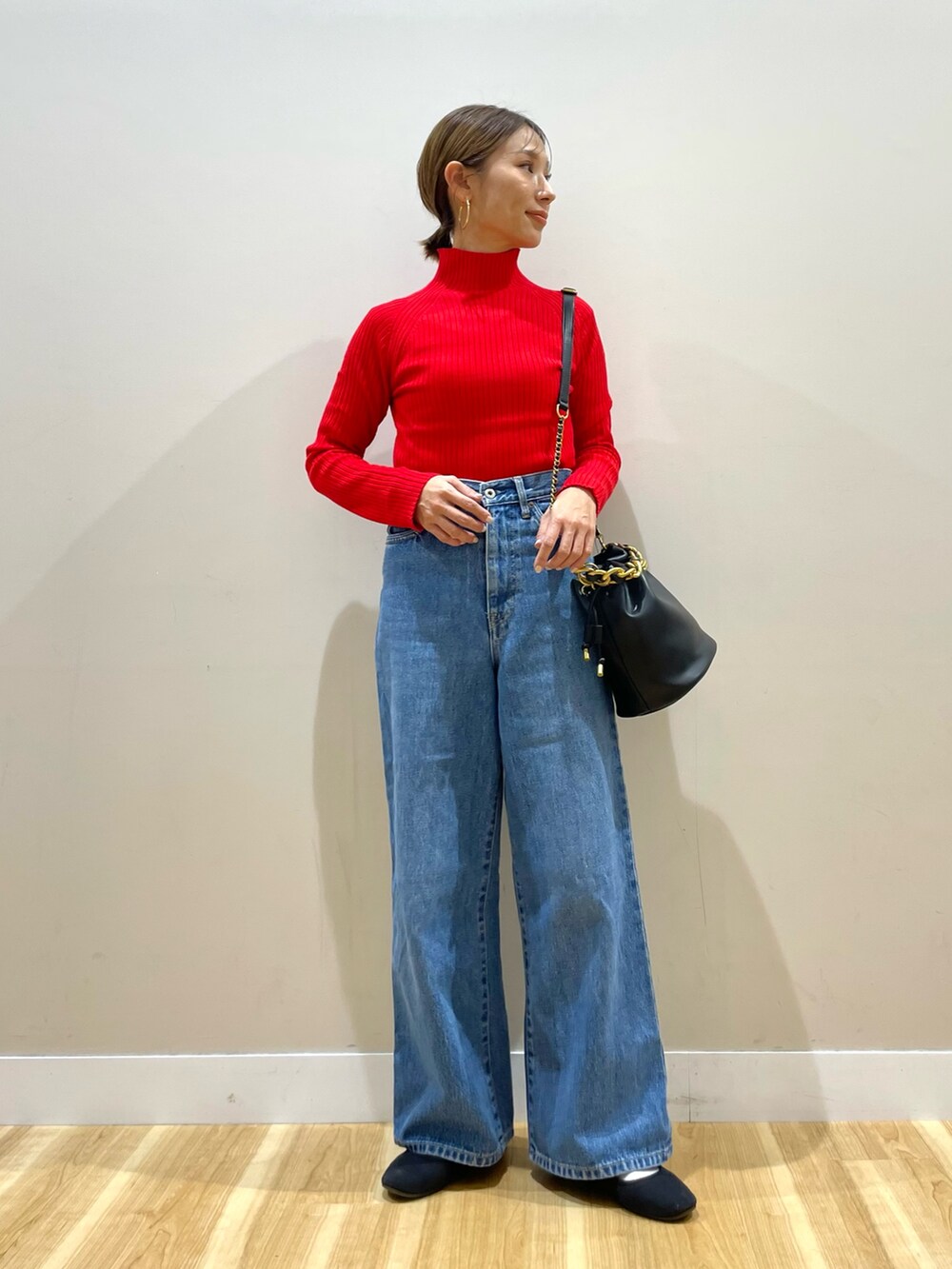 その他のその他アウター、レッド系のニット/セーターを着用したレディースの秋コーディネートの5枚目の写真