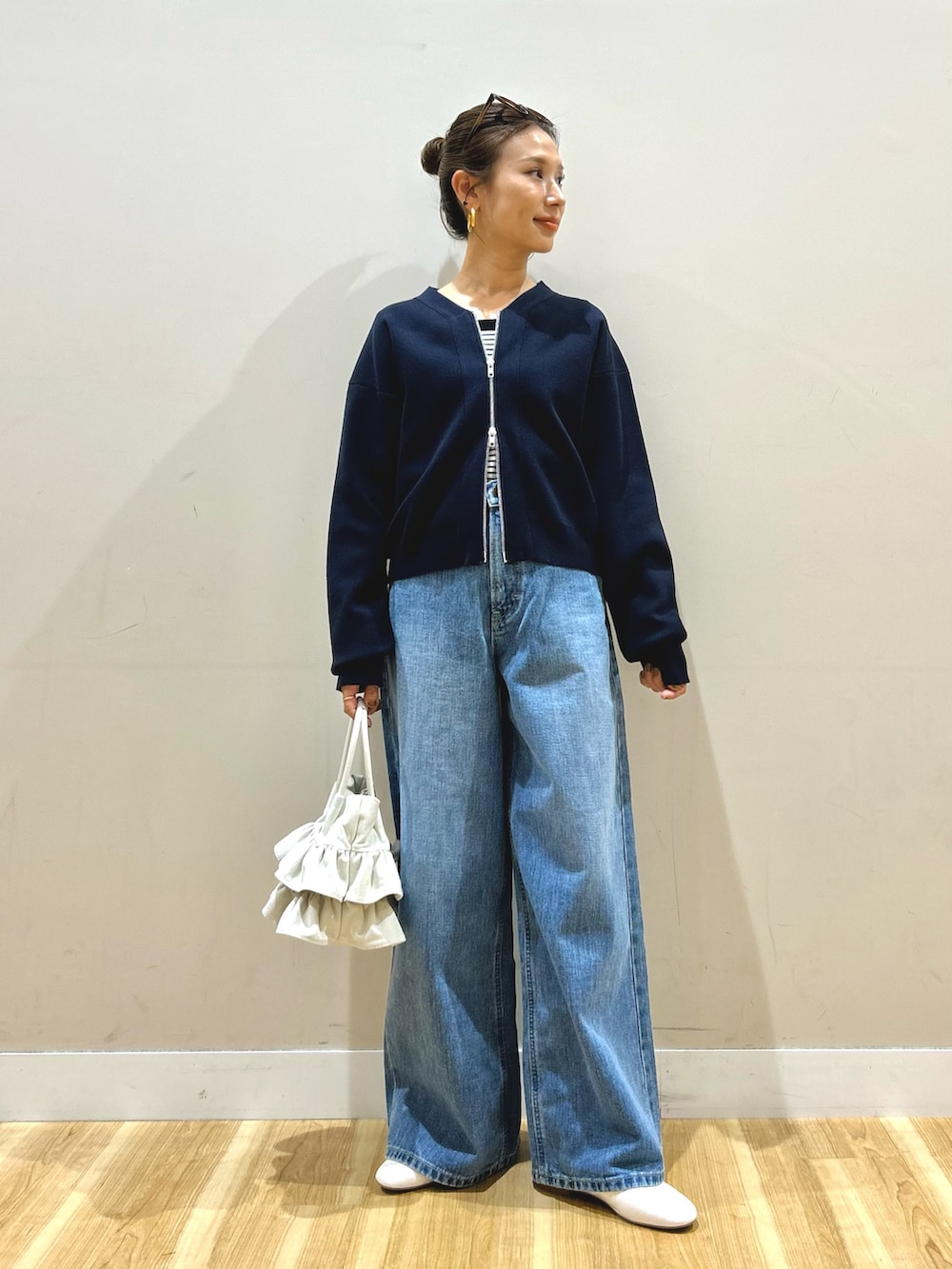 ブルー系のカーディガン/ボレロ、ベージュ系のその他アウター、ホワイト系のTシャツ/カットソーを着用したレディースの春コーディネートの5枚目の写真