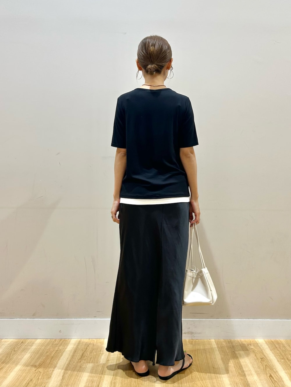 ベージュ系のノーカラージャケット、ブラック系のTシャツ/カットソー、ブラック系のスカートを着用したレディースの春コーディネートの6枚目の写真