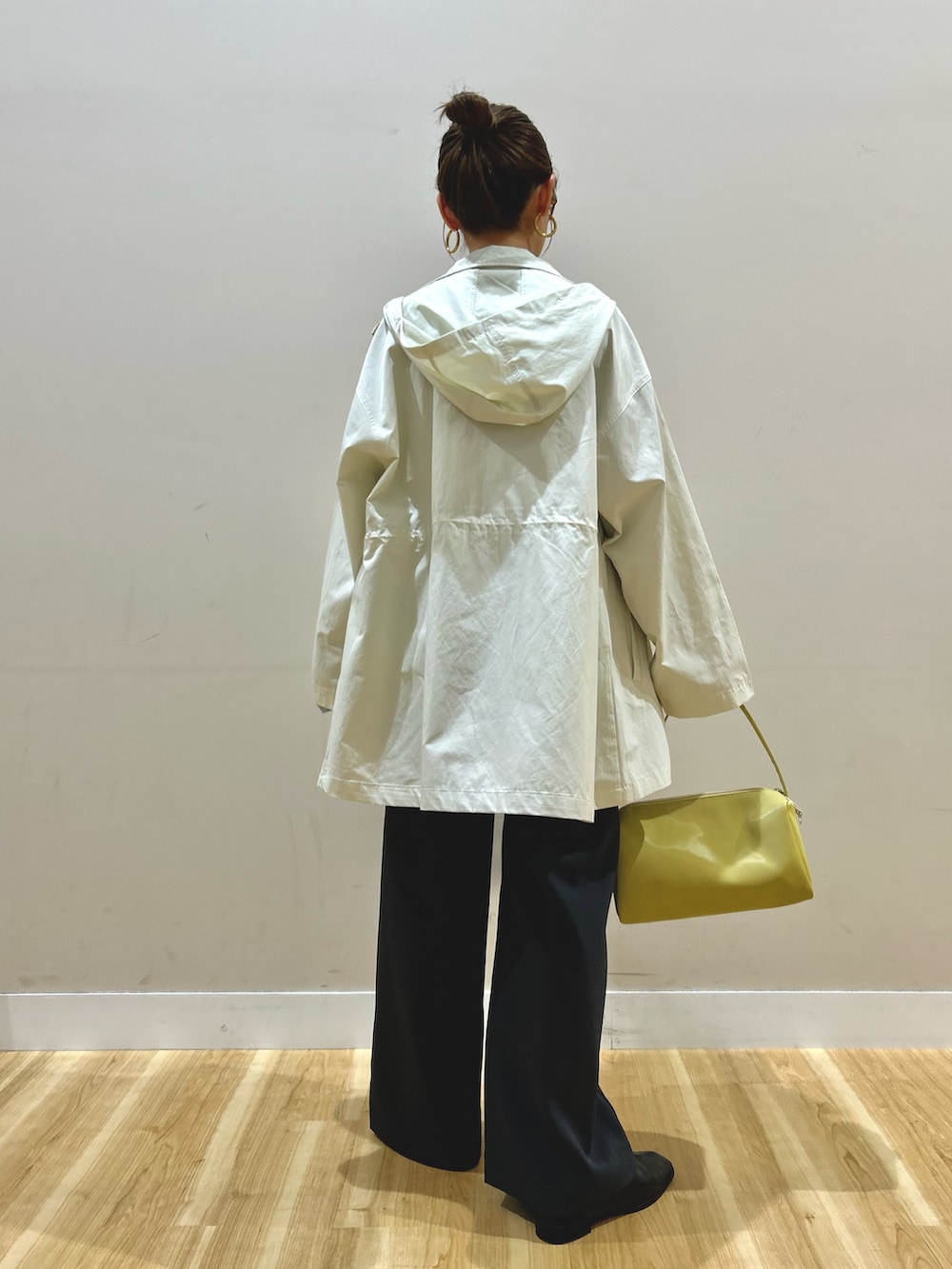 ホワイト系のブルゾン、グレー系のTシャツ/カットソー、グレー系のその他パンツを着用したレディースの春コーディネートの3枚目の写真