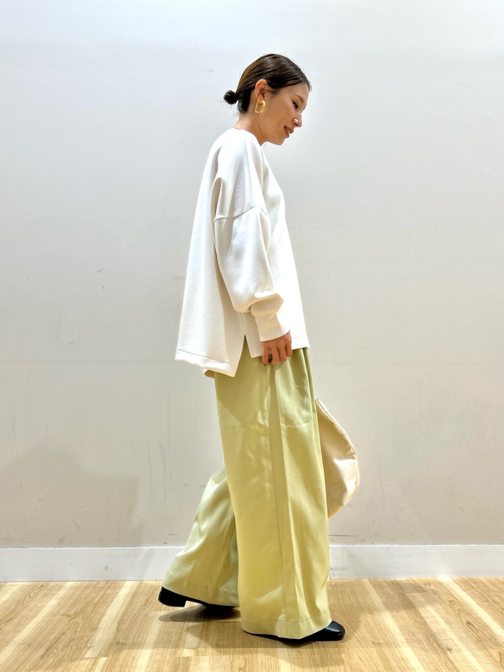 ブラック系のブルゾン、ホワイト系のスウェット、ベージュ系のその他パンツを着用したレディースの春コーディネートの5枚目の写真