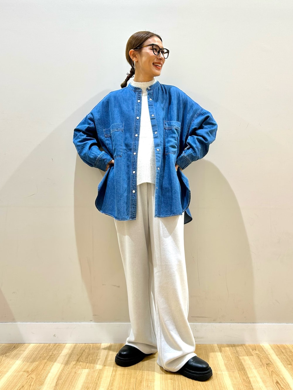 ホワイト系のその他パンツ、ブルー系のシャツ/ブラウス、ブラウン系のダウンジャケット/コートを着用したレディースの秋コーディネートの5枚目の写真