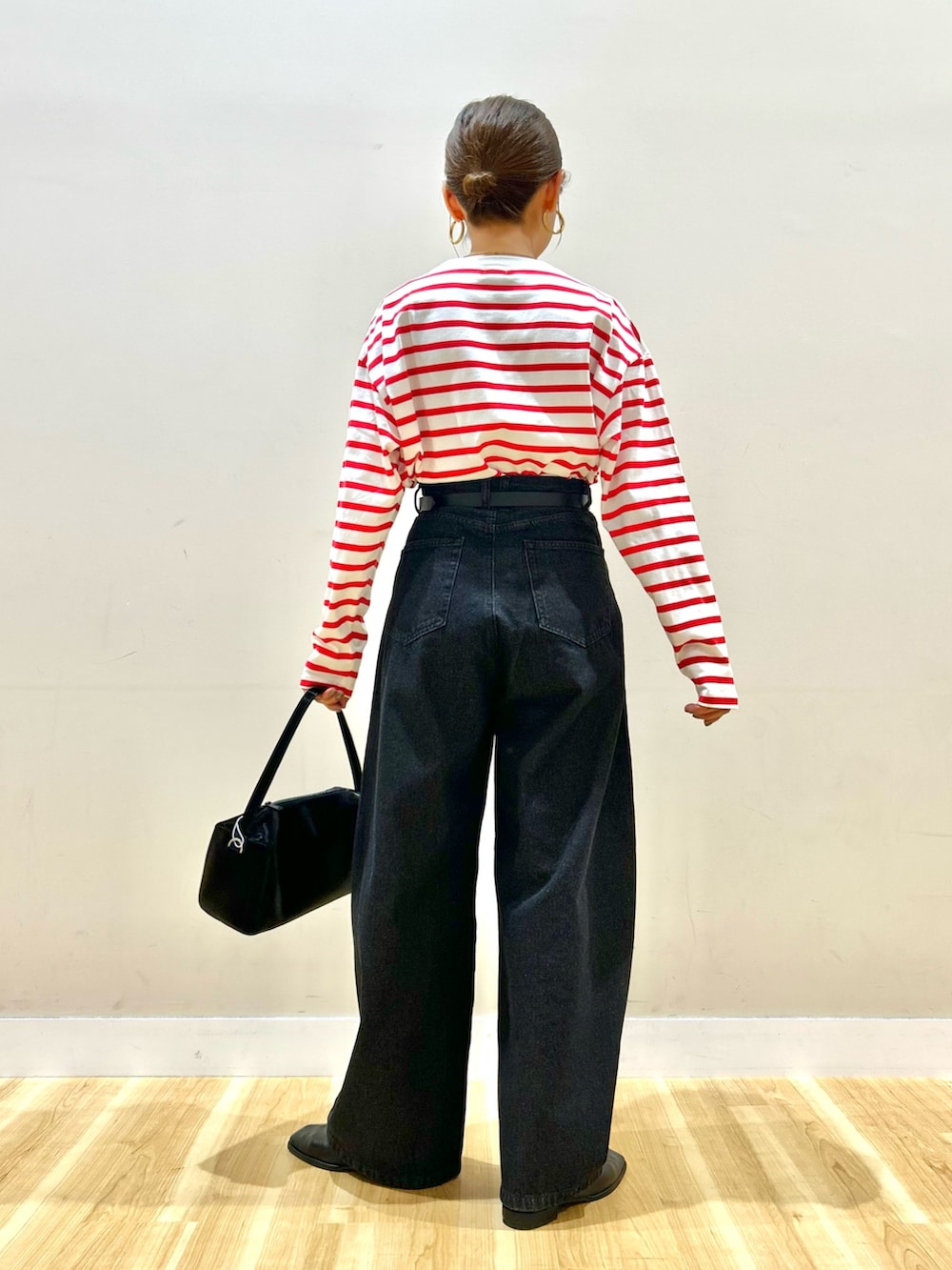 ベージュ系のその他アウター、レッド系のTシャツ/カットソー、ブラック系のデニムパンツを着用したレディースの春コーディネートの6枚目の写真