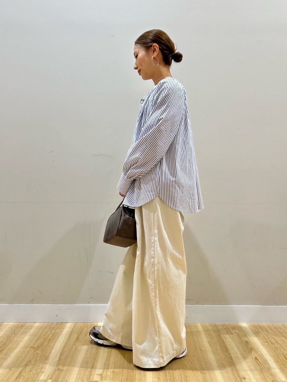 その他のシャツ/ブラウス、ホワイト系のその他パンツ、ブラウン系のボストンバッグを着用したレディースの春コーディネートの4枚目の写真