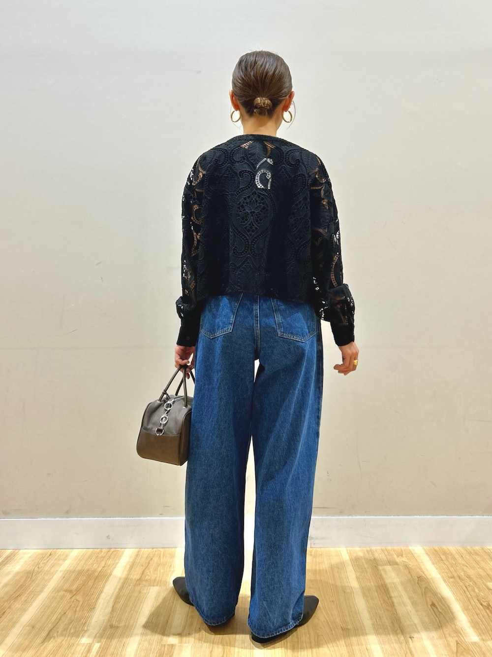 ブラック系のシャツ/ブラウス、ブラック系のタンクトップ、ブルー系のデニムパンツを着用したレディースの春コーディネートの3枚目の写真