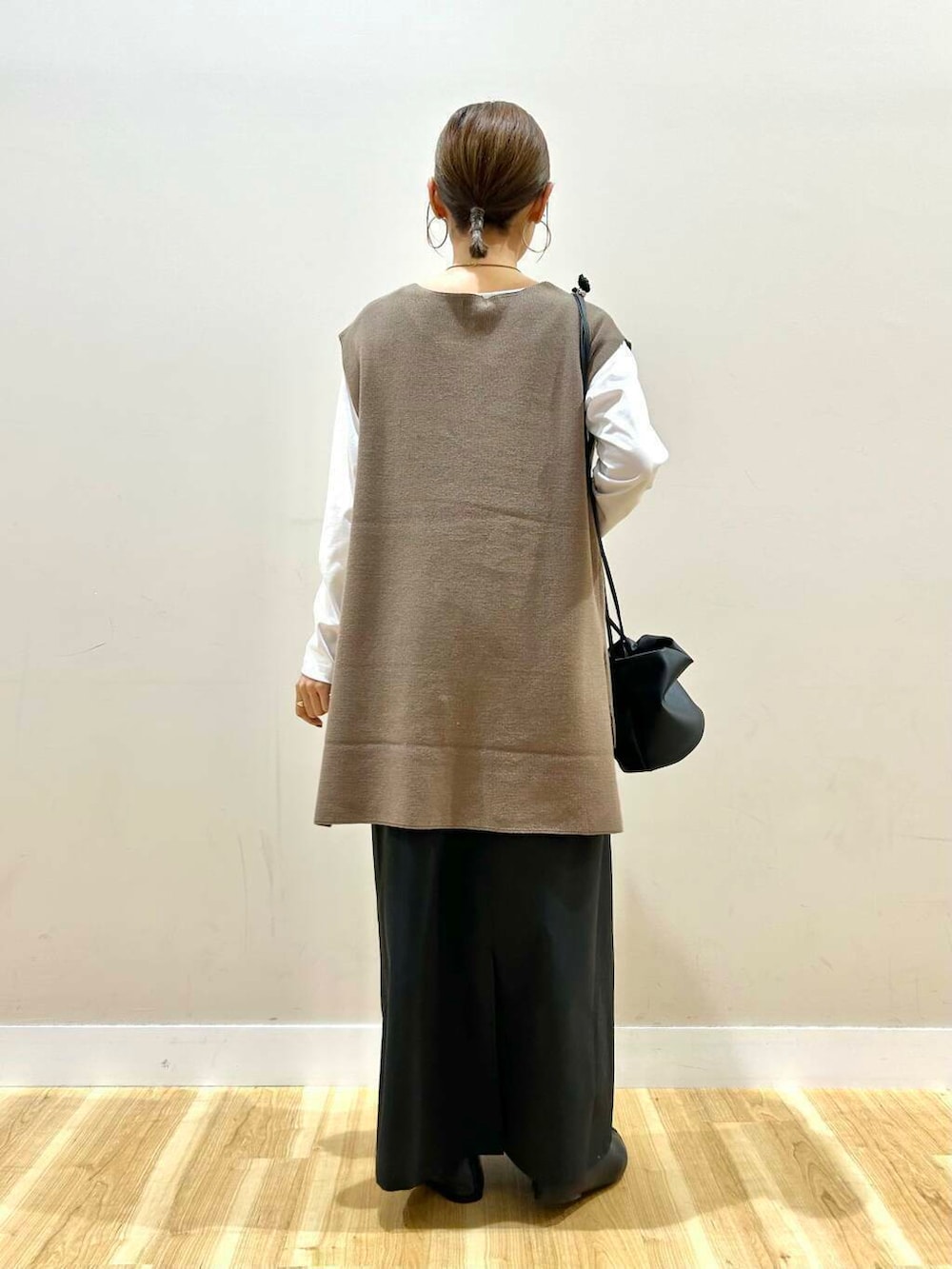 ブラウン系のTシャツ/カットソー、ブラック系のスカートを着用したレディースの春コーディネートの4枚目の写真