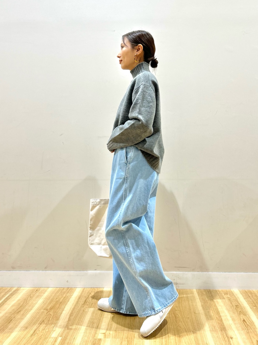 ブルー系のピーコート、グレー系のニット/セーター、オレンジ系のニット/セーターを着用したレディースの冬コーディネートの5枚目の写真