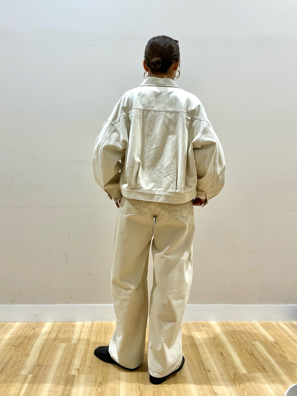 ホワイト系のブルゾン、ブルー系のシャツ/ブラウス、ホワイト系のTシャツ/カットソーを着用したレディースの冬コーディネートの5枚目の写真