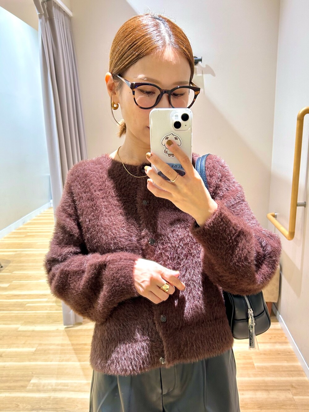 ブラウン系のカーディガン/ボレロ、ブラック系のその他パンツを着用したレディースの秋コーディネートの3枚目の写真