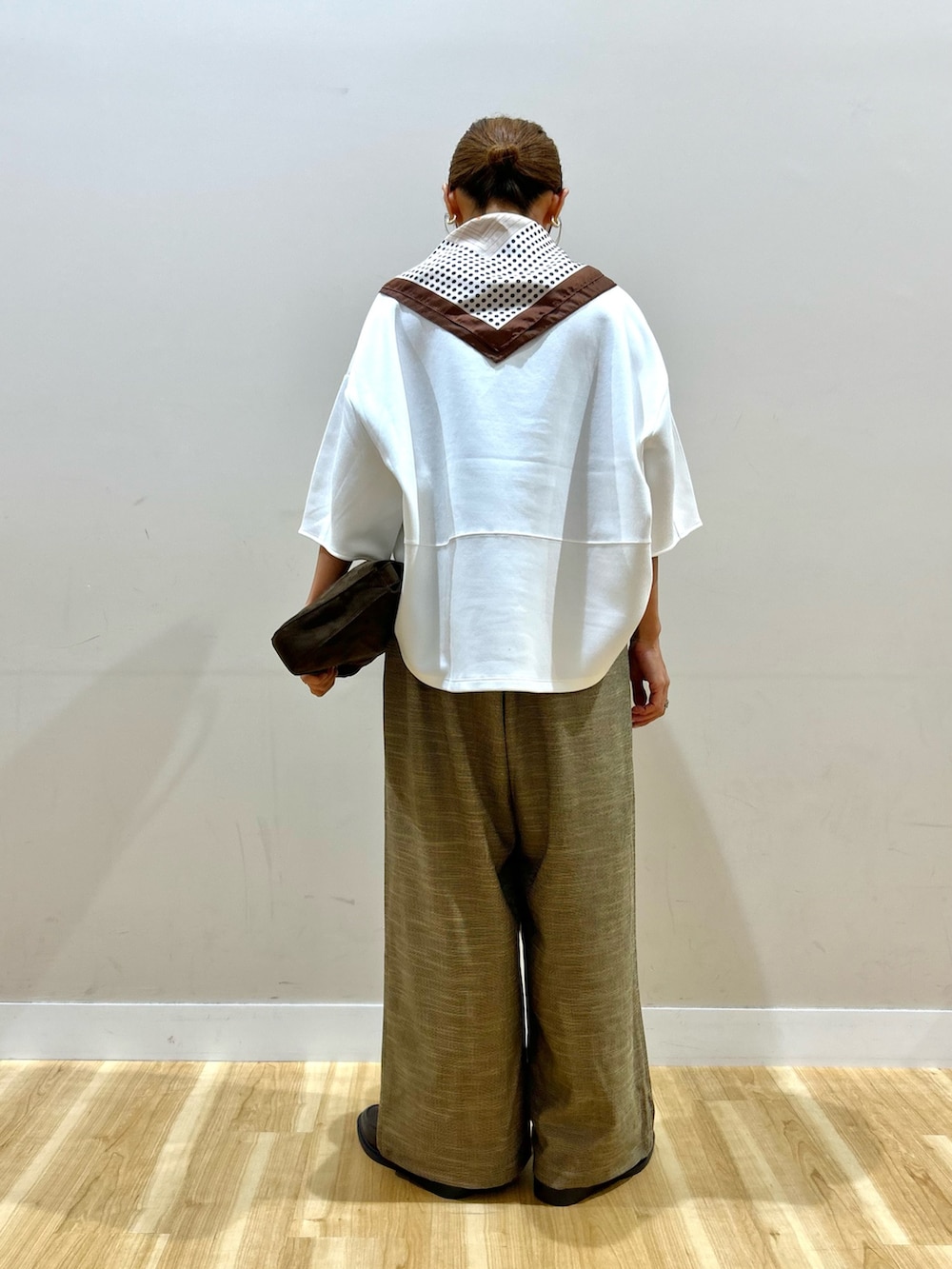 ブラウン系のその他パンツ、ブラウン系のショルダーバッグ、ホワイト系のTシャツ/カットソーを着用したレディースの秋コーディネートの3枚目の写真