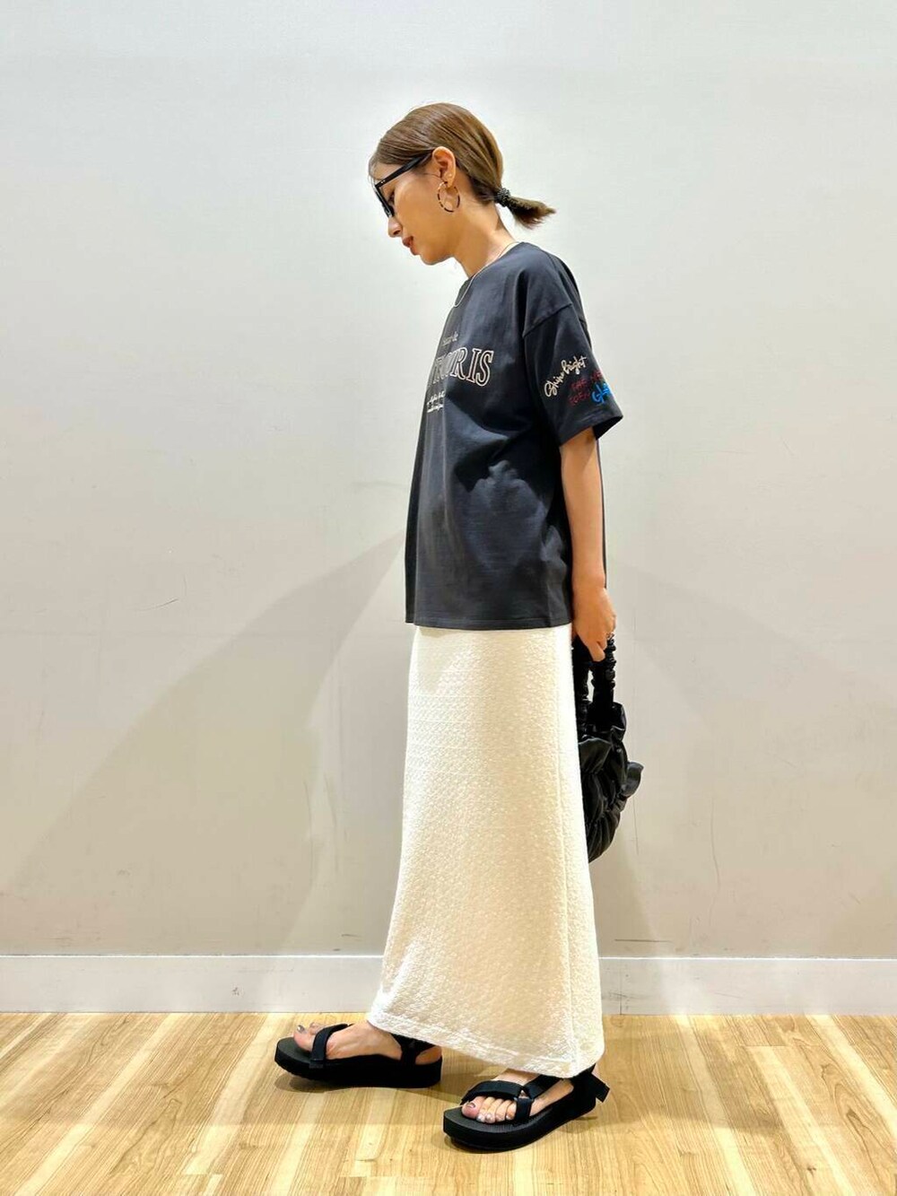 ブラック系のサンダル、ブラック系のハンドバッグ、グリーン系のその他アウターを着用したレディースの夏コーディネートの6枚目の写真