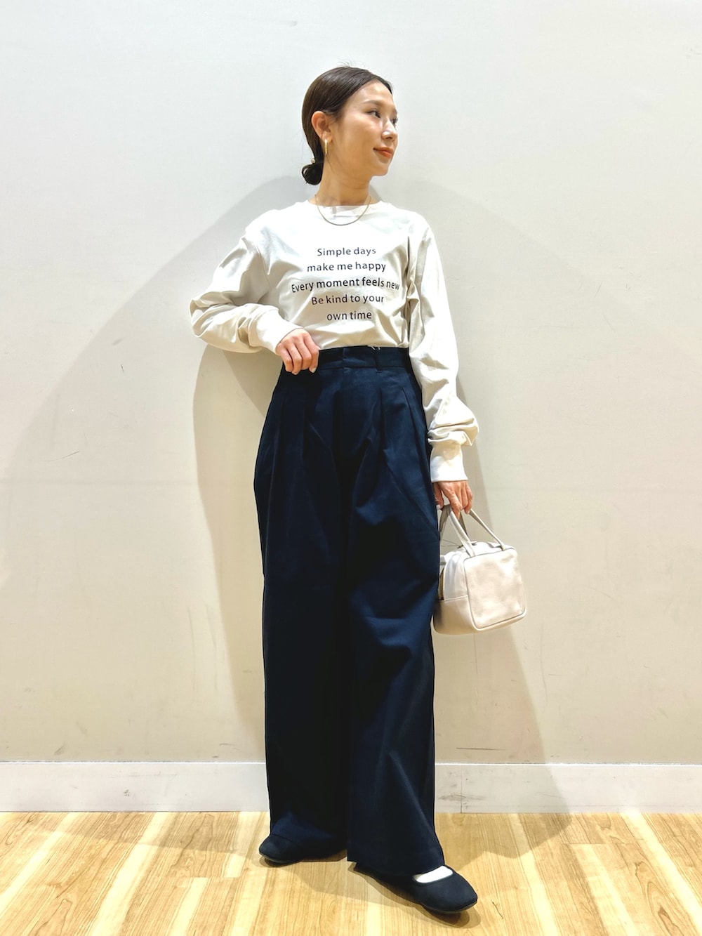 レッド系のカーディガン/ボレロ、ベージュ系のTシャツ/カットソー、ブルー系のその他パンツを着用したレディースの冬コーディネートの4枚目の写真